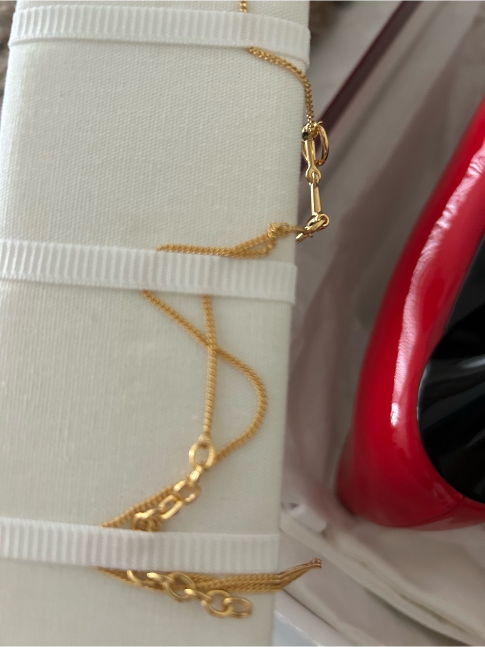 Gucci Red Patent Pointed Toe Mid Heel Pumps with Black Heel - Picture 4 of 5